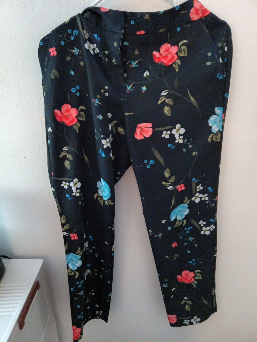 Worthington Black Floral Cropped Pants with Coral and Aqua Blooms